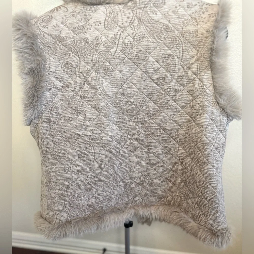 Cream Textured Vest with Faux Fur Trim – Boutique Style - Picture 6 of 6